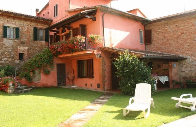 Part of an old farmhouse with enclosed garden, private swimming pool and small gym. The medieval vil