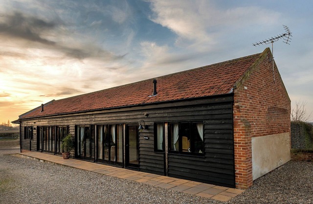 PARTRIDGE, pet friendly, character holiday cottage in Wheatacre