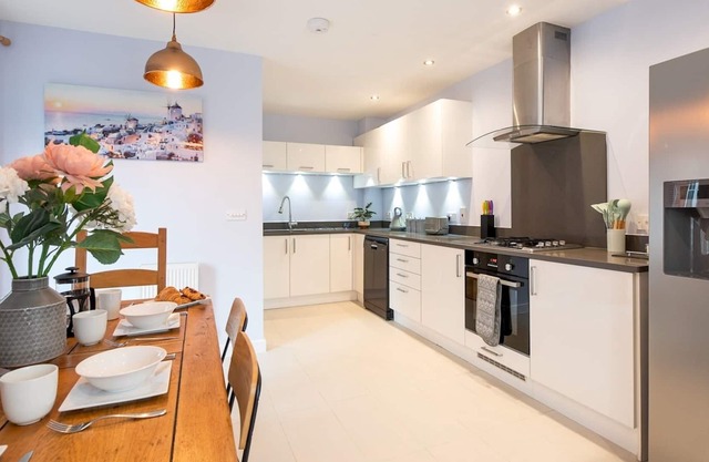 Pass the Keys | Central Marlow townhouse with private parking