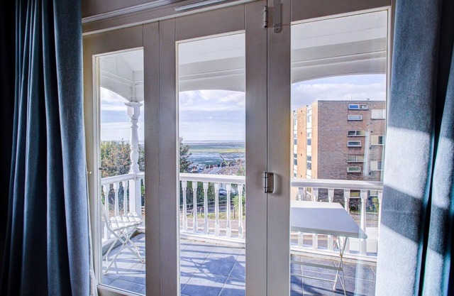 Pass the Keys | Large house Leigh Sea views