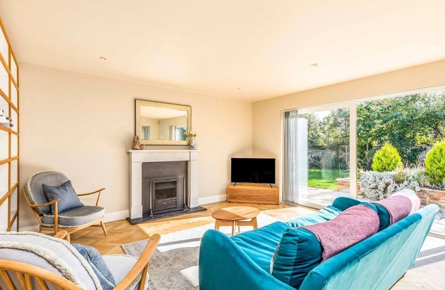 Pass the Keys | Stylish and fresh 4 bed beach house with garden