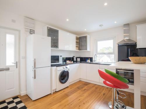 Pass the Keys Trendy Flat in Sunninghill's Village Atmosphere