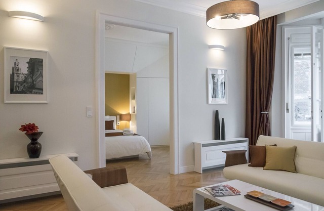 Paulay Premium Suite Opera, 90 sqm 2 BR, 2 BA, WiFi, AC next to Opera & Basilica