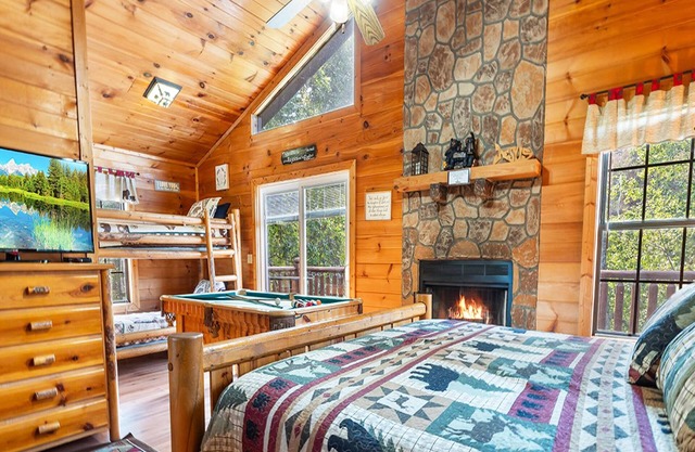 Paw Prints: Hot Tub, Pool Table, Mountain Views, & Private