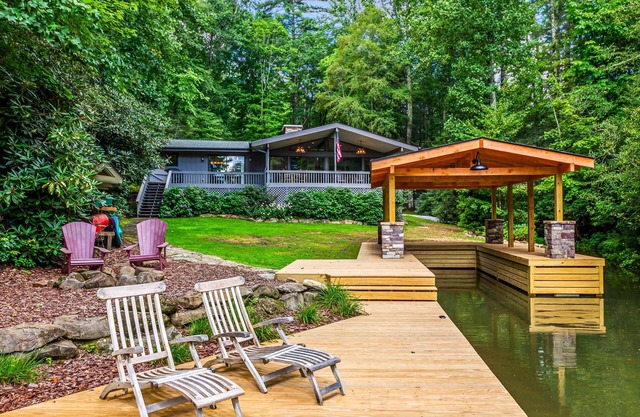 Peace and Seclusion - at Pair-A-Dice Cove in Beautiful Lake Toxaway.