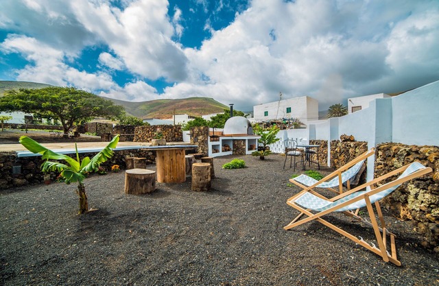 Peace in the countryside 1 km from the beach, magnificent views, bbq and free wifi