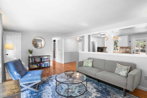 Peaceful 4-bed getaway across from Clam Lake