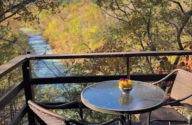 Peaceful and private cabin overlooking the Little Buffalo River.