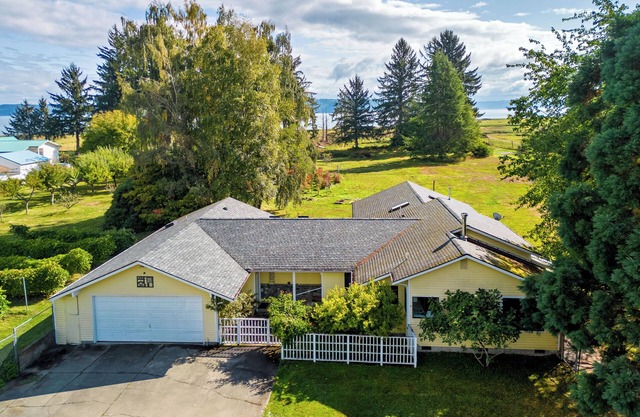 Peaceful Bayside Farmhouse Retreat on Hood Canal