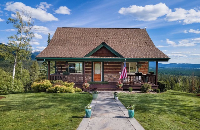 Peaceful chalet, 30 min to Glacier NP, views of Flathead Valley, Heaven on Earth