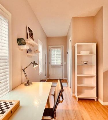 Peaceful, charming and cosy independent and private suite with kitchen and bathroom in desired north Glenmore - perfect for any stay