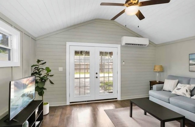 Peaceful cottage with AC in St. Petersburg - Close to Everything!