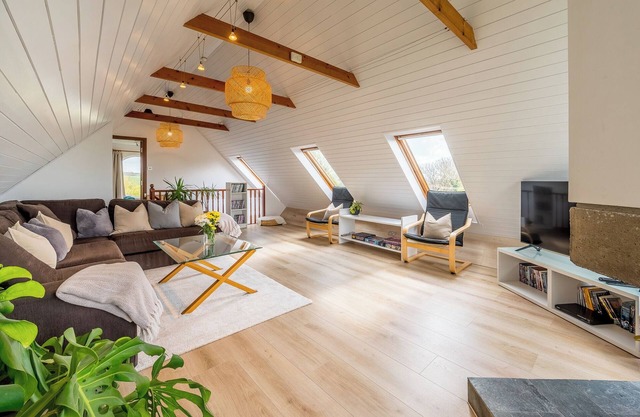 Peaceful countryside retreat with sea views