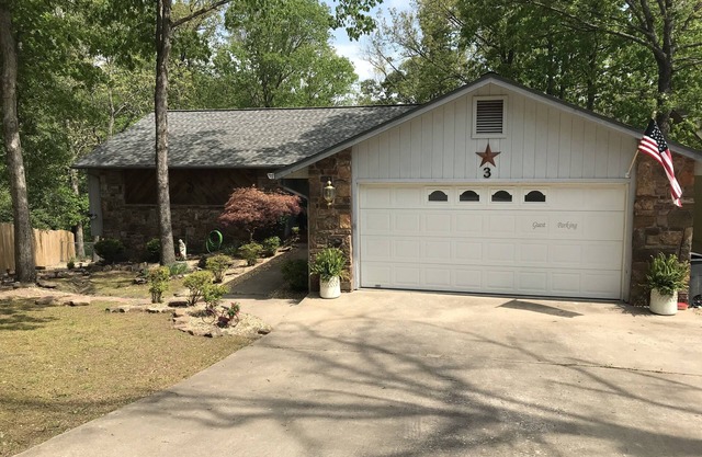 Peaceful, Cozy & Spacious Lower Level Dwelling