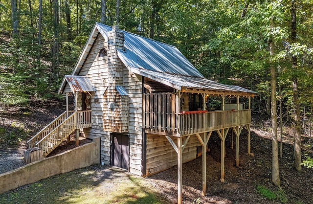 Peaceful Creekside Cabin in Dahlonega, GA with Hot Tub