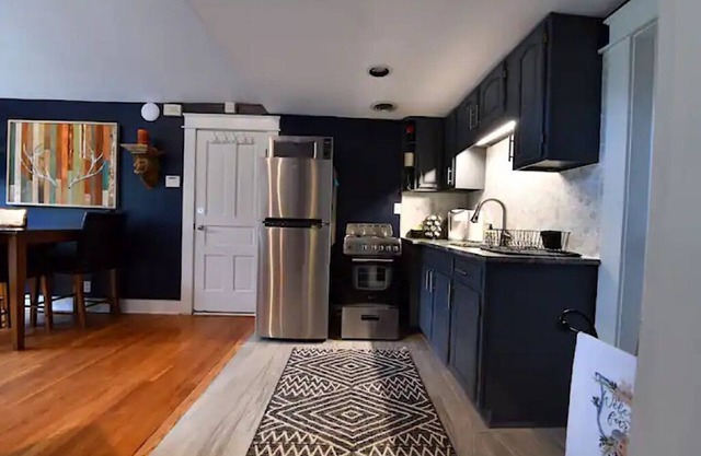 Peaceful Downtown Cottage/Relax in hot tub & enjoy a rare city farm experience!