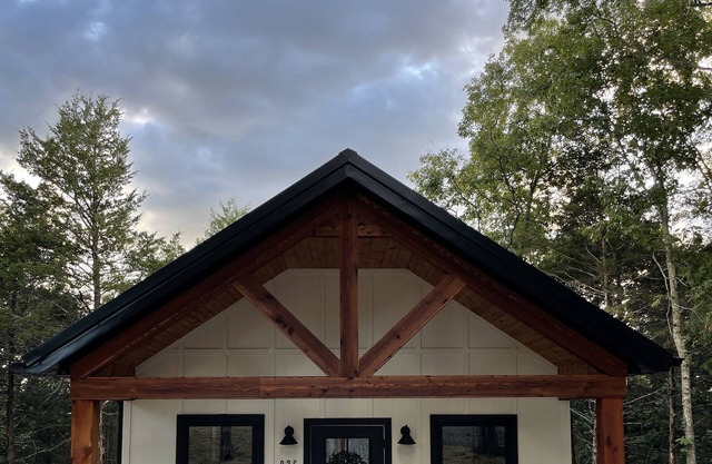 Peaceful farm cottage near Branson, on property of a flower farm & apple orchard