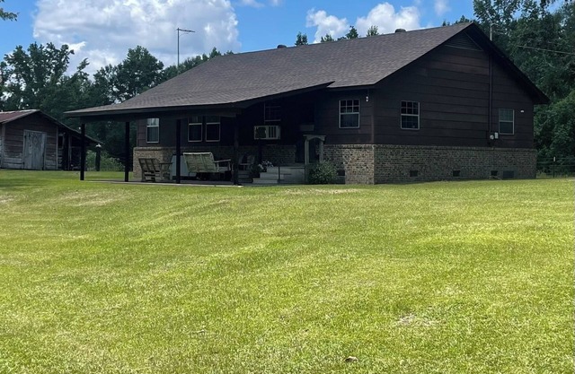 Peaceful Farmhouse Retreat — Close to Downtown Laurel