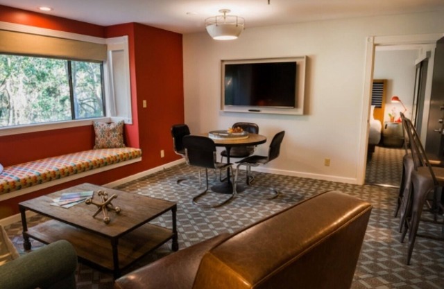 Peaceful Forest Suite: Enjoy Evening at Fireside & Outdoor Pool