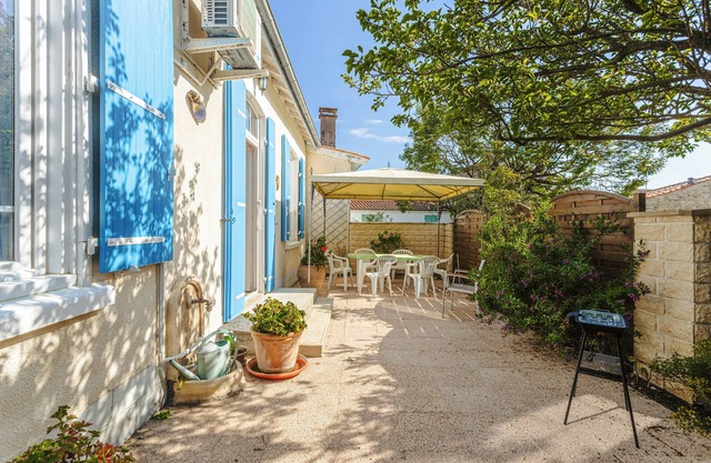 Peaceful Holiday Home with Private Courtyard – Close to Beaches and Shops in Saint-Trojan