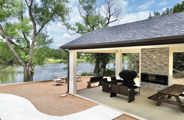 Peaceful Getaway in Granbury with Private Fishing & Gameroom