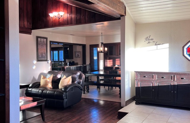 Peaceful Historical Home, close to great hiking trails.nnear downtown Riverside.