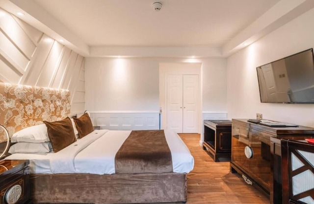 Peaceful Ipswich Retreat | Lush Gardens, Solarium, Spa & Inviting Indoor Pool