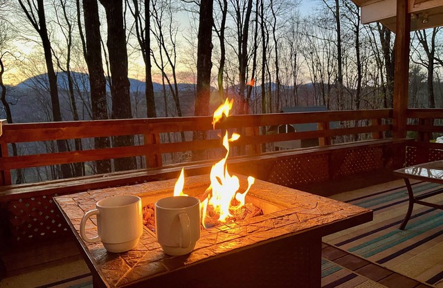 Peaceful Ivy Ridge - w/waterfalls, hikes + hot tub!