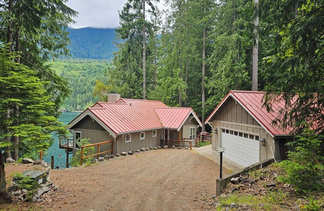 Peaceful lake house nestled in the Olympics on beautiful Lake Sutherland