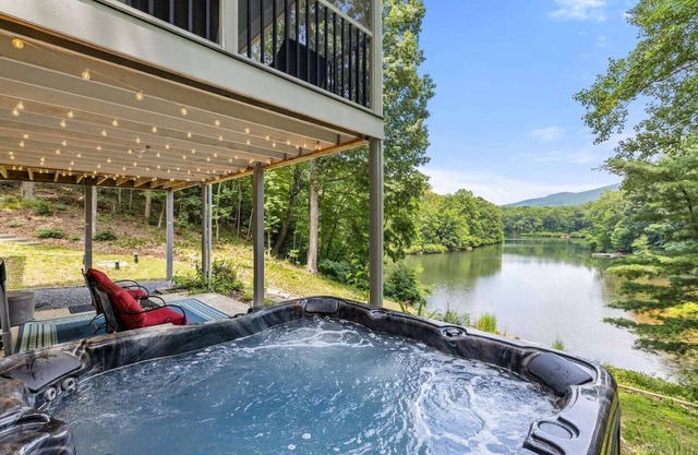 Peaceful Lakefront Cottage with Mountain Views!