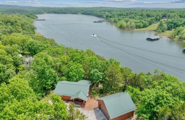 Peaceful Lakefront 2 Bedroom Cabin Overlooking Table Lake