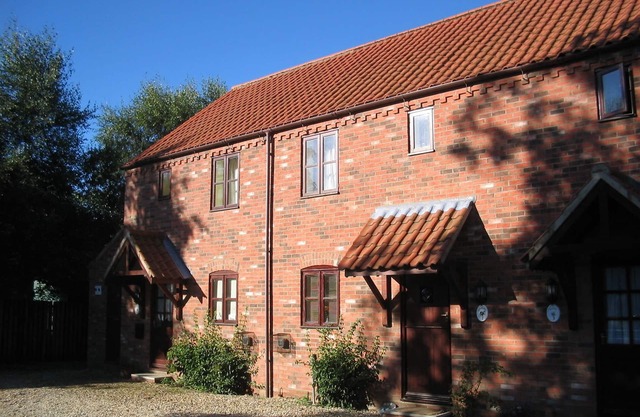 Peaceful lakeside cottage close to the Broads and beaches