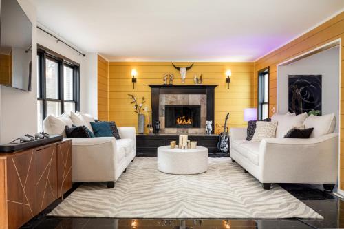 Peaceful Luxury Unique 3 BDR Home with Cinema Gym and more