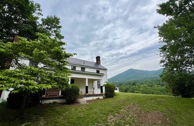 Peaceful Mountain Escape for Families – 3BR 2BA Farmhouse at Base of Sharp Top