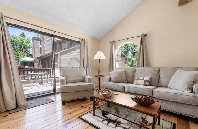 Peaceful Pines-3 Bedroom Condo W/ Pool & Spa