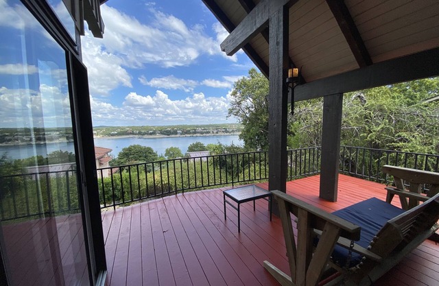 Peaceful, Private and Beautiful Water View Retreat on Lake Travis