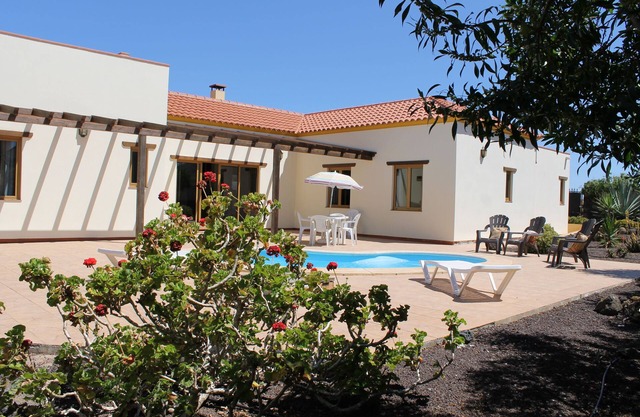 Peaceful & Private villa in 8 people in Fuert village with heated pool and WiFi.