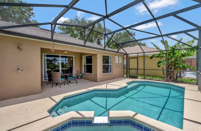 Peaceful Retreat: 3/3 Pool, Spa, & lake view. 25 min to Magic Kingdom!
