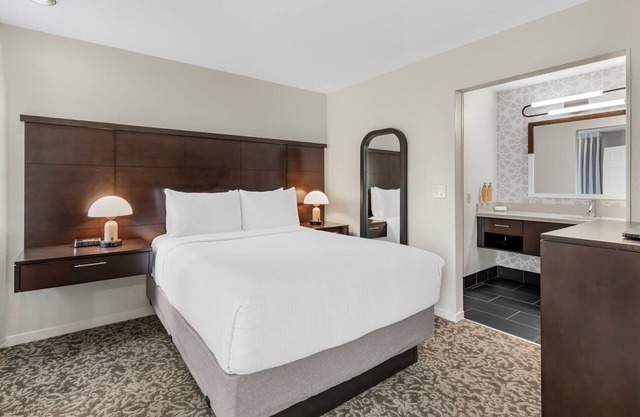 Peaceful Retreat Near Van Nuys Golf Course w/Poolside Views - 4 Units