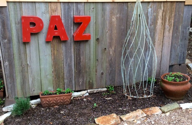 Peaceful retreat near Lake Austin and Lake Travis. Fifteen minutes to downtown.