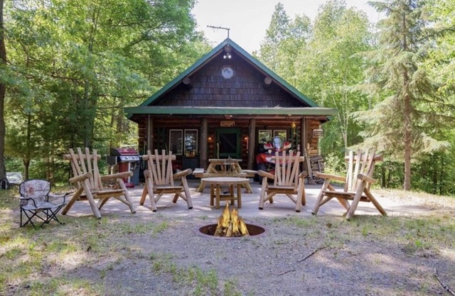 Peaceful retreat on Yellow River. Kayak, canoe or explore our 20 wooded acres!