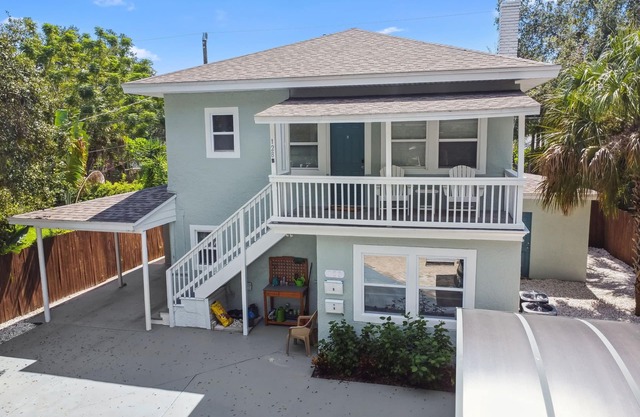 Peaceful retreat only a mile from DT St Pete and 2 blocks to Tampa Bay!