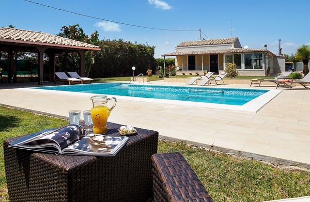 Peaceful retreat with PRIVATE POOL at 8 km from the soft beach of Punta Ciriga