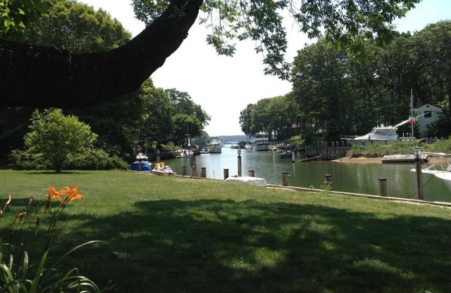 Peaceful Retreat with 100 ft private deep water dock
