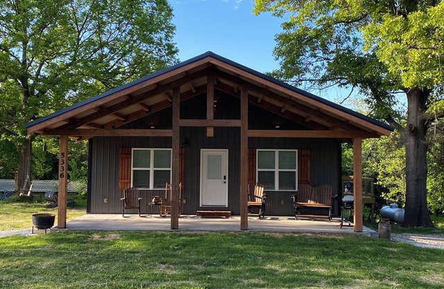 Peaceful rural hideout 25 min south of Branson in NW AR w/large covered porch