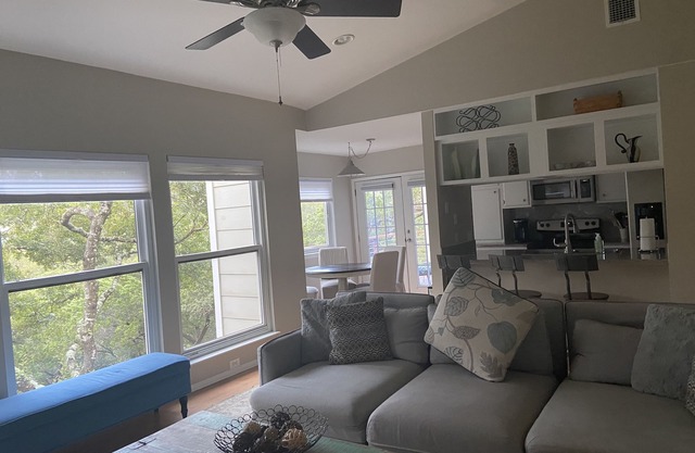 Peaceful seclusion yet minutes from downtown Austin