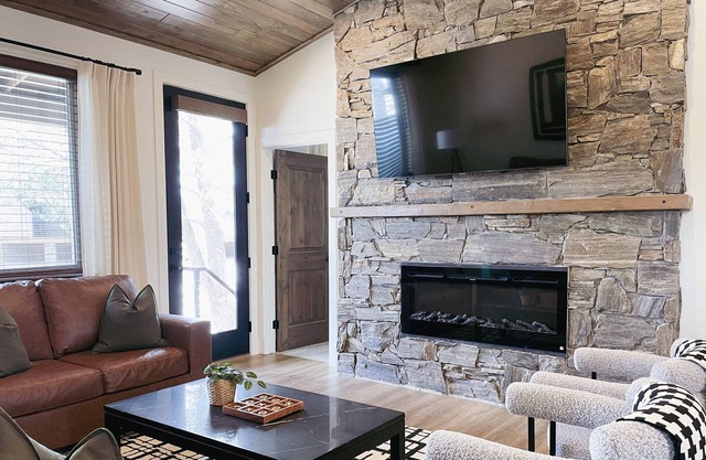 Peaceful Show Low Hideaway w/Fireplace & Deck