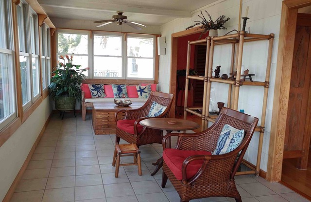 Peaceful Waterfront Home, Daily Sunset, Dock, 3 Min to Boat ramp & Gulf Access