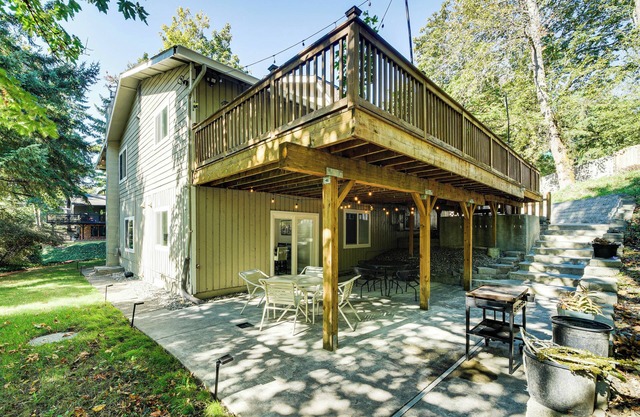 Peaceful Wooded Escape Near Golf Club at Newcastle