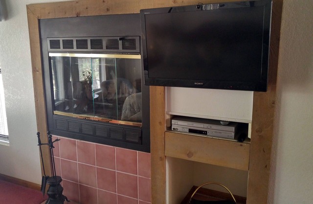 Peaceful Wooded Resort Villa - Master Suite w Jacuzzi Tub + Romantic Fireplace